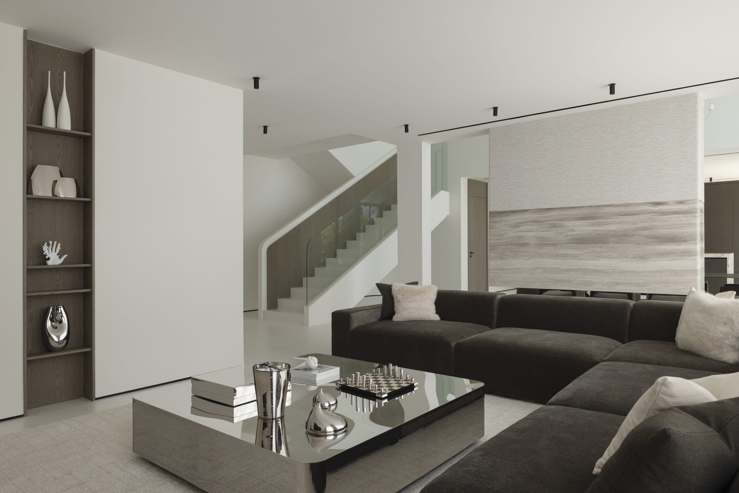 Living room with a built-in display niche in dark oak and a stone feature wall